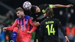 Penyerang Chelsea, Timo Werner, berebut bola dengan bek Krasnodar, Aleksandr Martynovich, pada laga lanjutan Liga Champions 2020/2021 di Krasnodar Stadium, Kamis (29/10/2020) dini hari WIB. Chelsea menang 4-0 atas Krasnodar. (AFP/Kirill Kudryavtsev)