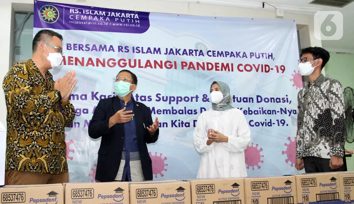 Dirut RS Islam Jakarta Cempaka Putih, Jack Pradono Handojo, Bendahara PERSI Sumaryono Rahardjo, Perwakilan Unilever Indonesia Foundation Ratu Mirah Afifah dan Brand Manager Pepsodent Ario Gautama saat penyerahan secara simbolis Pepsodent Active Defense Senin (05/07/2021). (Liputan6.com/HO/Pepsodent)