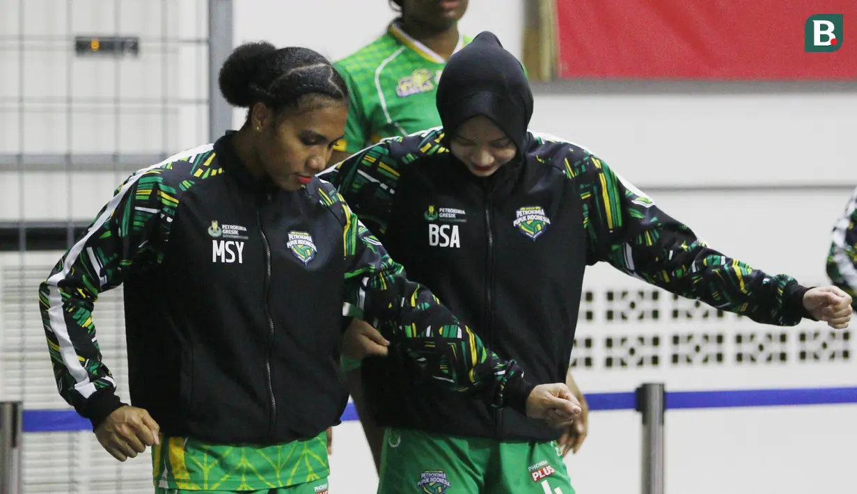 Pevoli Gresik Petrokimia Pupuk Indonesia, Mediol Stiovany Yoku, dan Bela Sabrina menari bersama sebelum laga melawan Bandung BJB Tandamata pada final four PLN Mobile Proliga 2022 di Padepokan Bola Voli Sentul, Jumat (11/3/2022). (Bola.com/M Iqbal Ichsan)