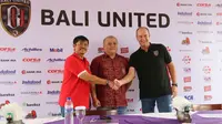 Hans Peter Schaller saat diresmikan jadi pengganti Indra Sjafri di Bali United, Senin (6/2/2017). (Bola.com/Muhammad Qomarudin)