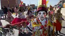 Siswa mengenakan kostum dari kantong plastik susu sambil menari "Chunchus" pada festival di Bolivia, Selasa (14/8). Siswa sekolah San Roque membuat kostum dari bahan daur ulang untuk meningkatkan kesadaran pengelolaan limbah padat. (AP/Juan Karita)