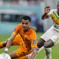 Pemain Timnas Belanda, Cody Gakpo (kiri) terjatuh usai berebut bola dengan pemain Timnas Senegal, Nampalys Mendy dalam laga matchday pertama Grup A Piala Dunia 2022 di Al Thumama Stadium, Doha, Qatar, Senin (21/11/2022) malam WIB. (AP/Luca Bruno)