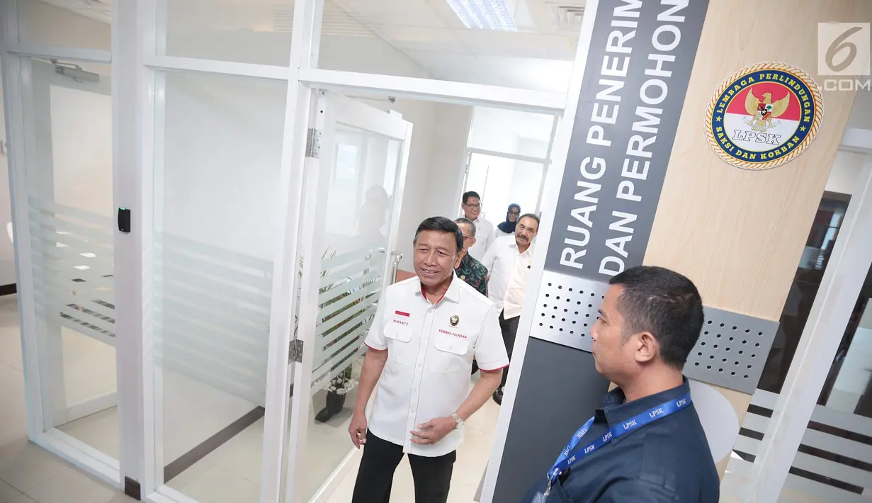 Menko Polhukam Wiranto meninjau ruangan pada peresmian gedung baru Lembaga Perlindungan Saksi dan Korban (LPSK) di Jakarta, Kamis (6/9). Dalam acara itu, Wiranto juga memberikan kompensasi ke korban tindak pidana terorisme. (Liputan6.com/Faizal Fanani)