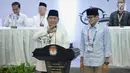 Pasangan capres-cawapres Prabowo Subianto (kiri) dan Sandiaga Uno (kanan) memberikan pidato usai mengambil nomor urut peserta Pemilu 2019 di Kantor KPU, Jakarta, Jumat (21/9). Pasangan Prabowo-Sandi mendapatkan nomor urut 02. (Liputan6.com/Faizal Fanani)