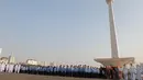 Ribuan PNS, jajaran TNI dan Polri ikut menghadiri upacara peringatan hari kemerdekaan RI yang dimulai pukul 07.30 WIB ini, Jakarta, Minggu (17/8/14). (Liputan6.com/Herman Zakharia)
