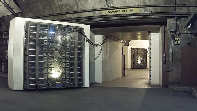 Pintu baja anti-ledakan di bunker NORAD di Pegunungan Cheyenne (wikimedia commons)