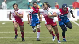 Pipit Ayu Lestari (3) dan Fevi Susanti (2) gagal menghentikan laju pemain Jepang dalam babak penyisihan Rugby Seven Putri antara Indonesia vs Jepang pada Asian Games 2018 di GBK, Kamis (30/8/2018). (Bola.com/Peksi Cahyo)