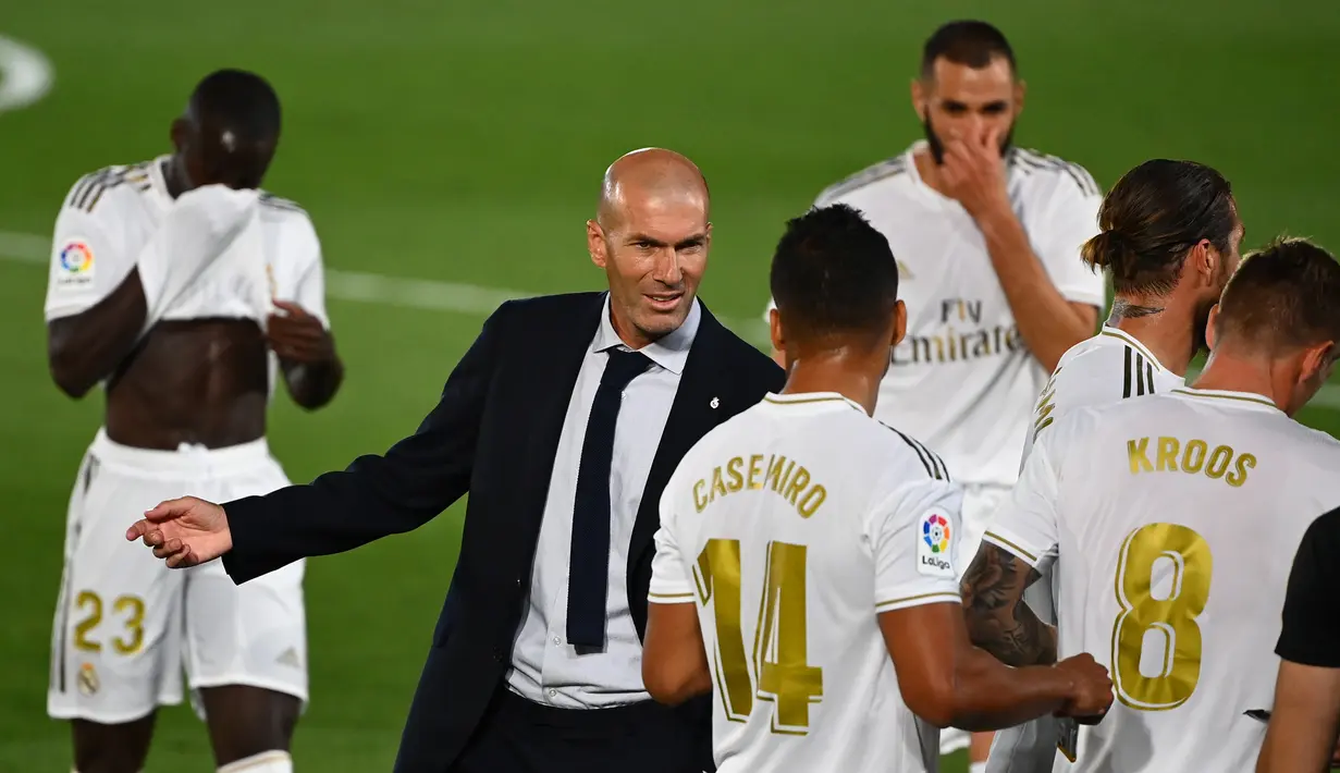 Pelatih Real Madrid, Zinedine Zidane, memberikan arahan kepada pemainnya saat melawan Getafe pada laga lanjutan La Liga pekan ke-33 di Stadion Alfredo Di Stefano, Jumat (3/7/2020) dini hari WIB. Real Madrid menang 1-0 atas Getafe. (AFP/Gabriel Bouys)