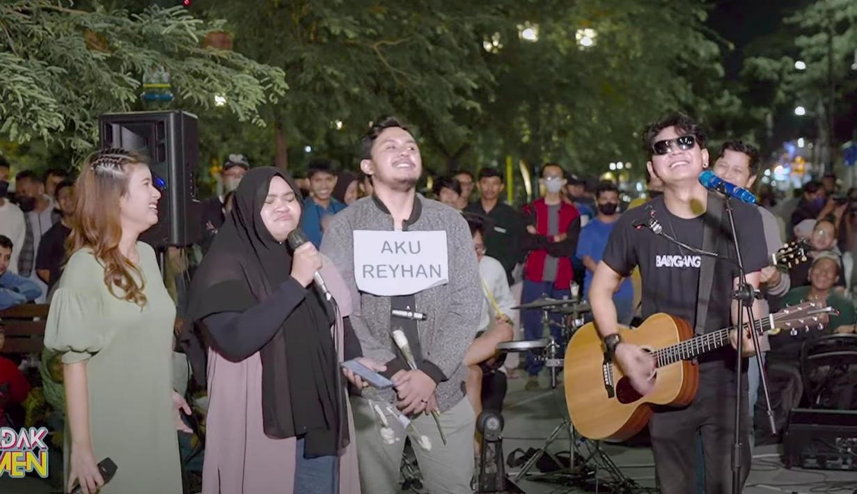Intan Lembata ditemani Tri Suaka dan Nabila Maharani saat menyanyikan Begitu Syulit Lupakan Reyhan. (Foto: YouTube/Mendadak Ngamen)