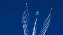 Ksatria Rusia melakukan aksi setelah melepaskan sekam di Dubai Air Show di Dubai, Uni Emirat Arab (14/11/2021). Di acara ini industri pewsawat terbang memamerkan hasil karya mereka, tak terkecuali Boeing dan Airbus. (AP Photo/Jon Gambrell)