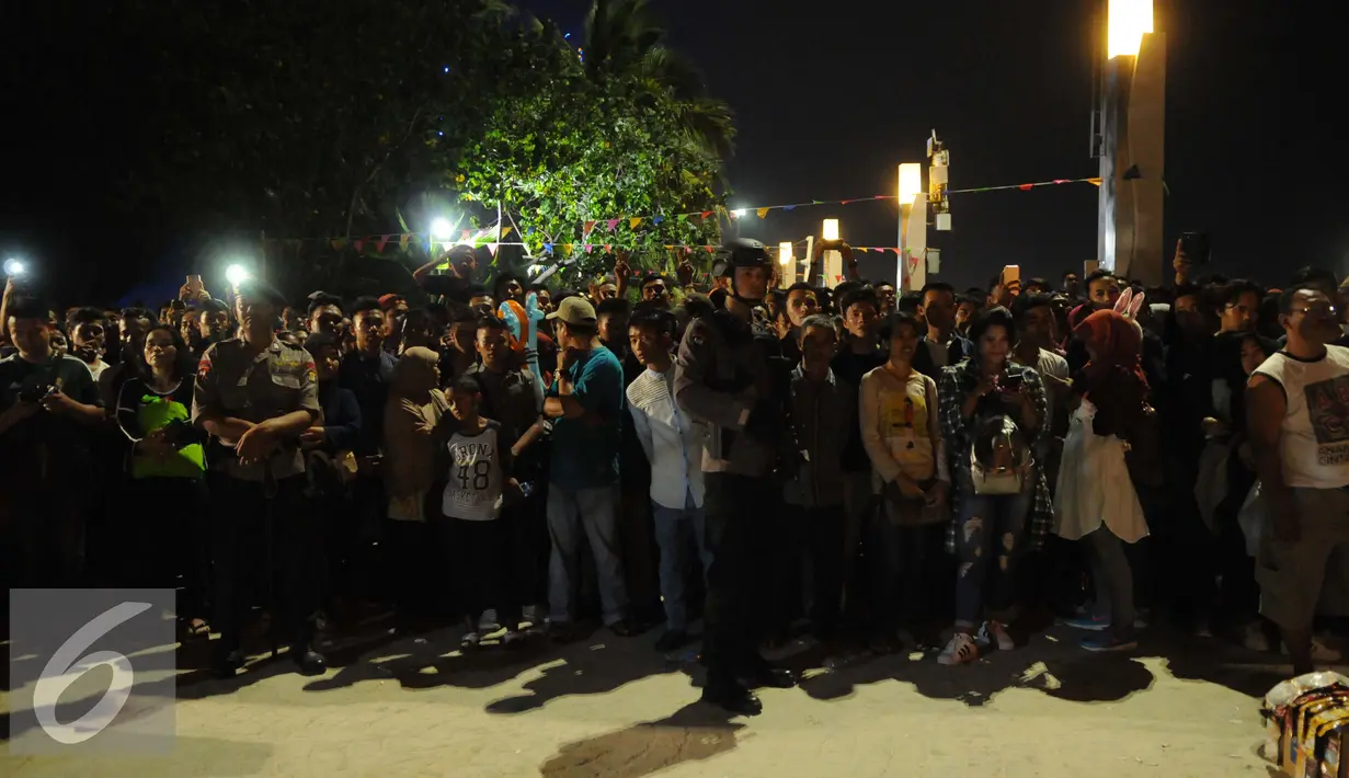 Ratusan pengunjung memadati sekitar pantai Lagoon, Ancol, Jakarta Utara, Sabtu (31/12) malam. . Benda diduga bom tersebut berhasil diamankan. Situasi pergantian tahun baru kembali kondusif. (Liputan6.com/Gempur M. Surya)