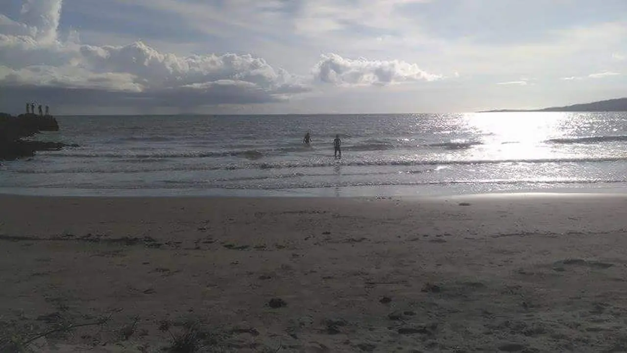 Indahnya Karang Memecah Gelombang dari Pantai Eti Ka U