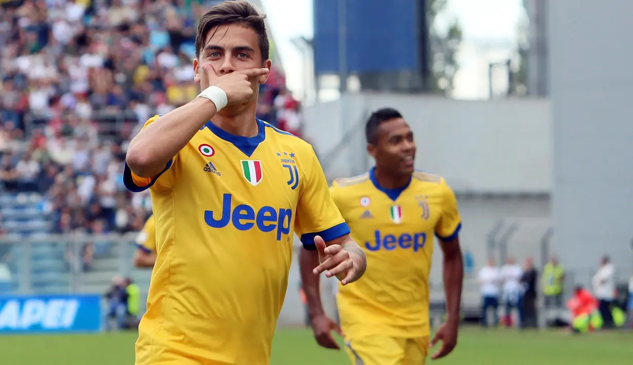 Pemain Juventus, Paulo Dybala merayakn golnya ke gawang Sassuolo pada lanjutan Serie A di  Stadio Citta del Tricolore, Reggio Emilia, Italia (17/9/2017). Juventus menang 3-1. (Elisabetta Baracchi/ANSA via AP)