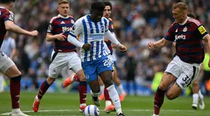 Bek Newcastle United asal Inggris #33, Dan Burn (kanan), bertahan dari gelandang Brighton asal Kamerun #20, Carlos Baleba, dalam pertandingan Premier League Inggris antara Brighton dan Hove Albion dan Newcastle United di Stadion American Express Community di Brighton, Inggris selatan pada 4 Mei 2025. (Glyn KIRK/AFP)