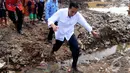 Gubernur DKI Jakarta Joko Widodo, Selasa (20/5/2014)  memantau pembangunan waduk Kampung Rambutan (Liputan6.com/Andrian M Tunay).