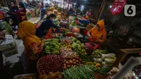 Warga berbelanja kebutuhan pokok sehari-hari di salah satu pasar tradisional, Jakarta, Selasa (5/3/2024). (Liputan6.com/Angga Yuniar)