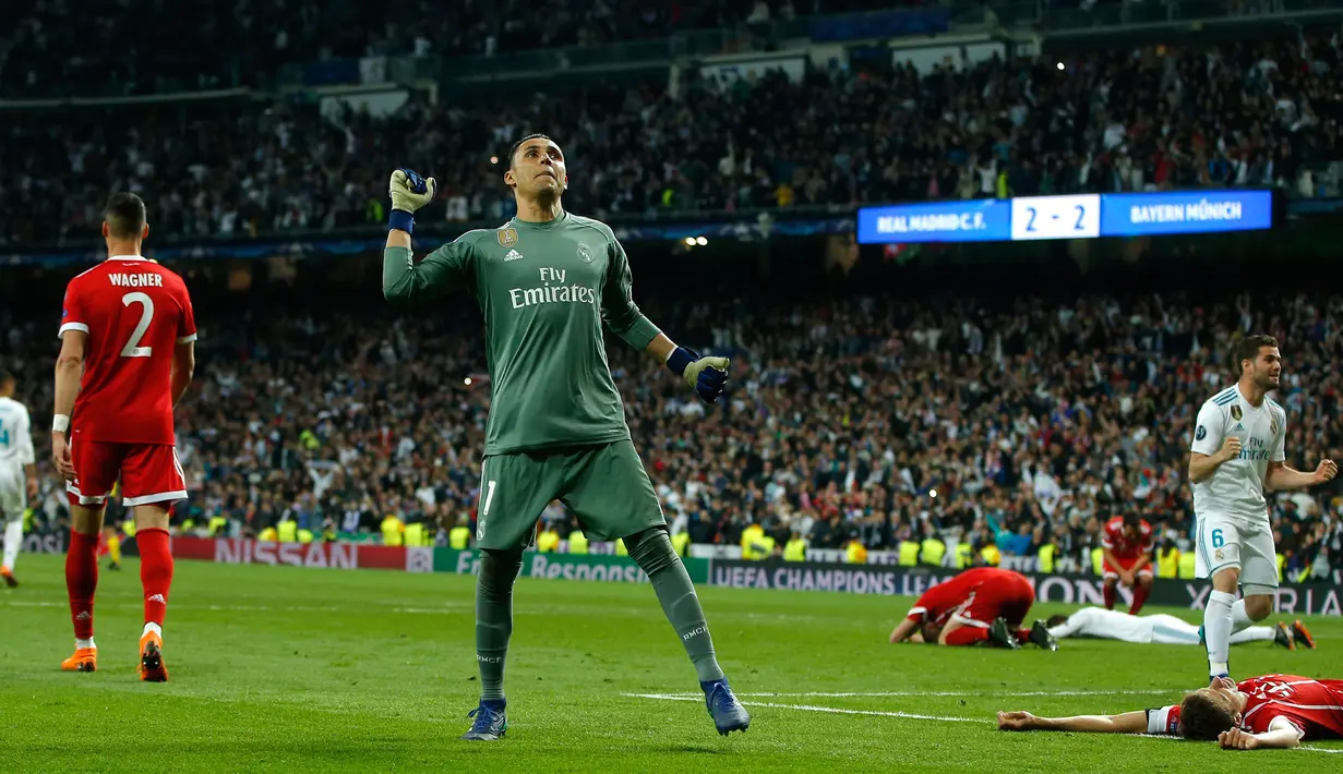 Kiper Real Madrid, Keylor Navas merayakan kemenangannya usai melawan Bayern Munchen dalam pertandingan semifinal Liga Champions di stadion Santiago Bernabeu, Spanyol (1/5). (AP/Paul White)