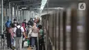 <p>Calon penumpang saat hendak menaiki kereta api jarak jauh di Stasiun Pasar Senen, Jakarta, Senin (20/12/2021). Untuk diketahui, data per Senin (20/12) KAI Daop 1 mencatat jumlah penumpang keberangkatan di Stasiun Pasar Senen mencapai 4.589 orang. (merdeka.com/Iqbal S. Nugroho)</p>