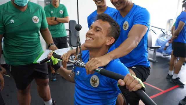 Egy Maulana Vikri sedang angkat beban dalam latihan gym Timnas Indonesia.