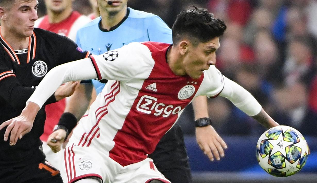 Lisandro Martinez merupakan kunci utama solidnya pertahanan Ajax pada musim ini. Selain itu, bek tengah 23 tahun tersebut memiliki kemampuan olah bola dan akurasi umpan yang mumpuni. Ajax tercatat hanya kebobolan 5 kali dalam 16 laga di semua ajang musim ini. (AFP/John Thys)