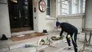 Seorang pria menaruh bunga di luar kedutaan Perancis sebagai penghormatan kepada korban serangan Paris, di London, Inggris (14/11/2015). Serangan teroris yang terjadi di Paris telah menewaskan sekitar 140 orang. (REUTERS/Suzanne Plunkett)