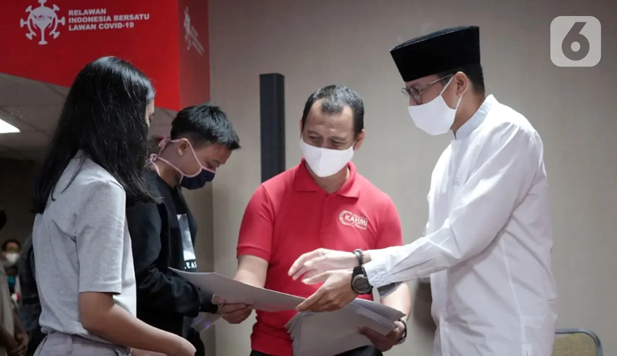 Tokoh inspirator entrepreneur Sandiaga Uno menyerahkan beasiswa KAHMIPreneur kepada pelajar dan mahasiswa terdampak Covid-19 di Jakarta, Kamis (14/5/2020). Beasiswa diberikan dengan kriteria memiliki jiwa wirausaha, prestasi akademik yang berasal dari zona merah. (Liputan6.com/HO/Bon)