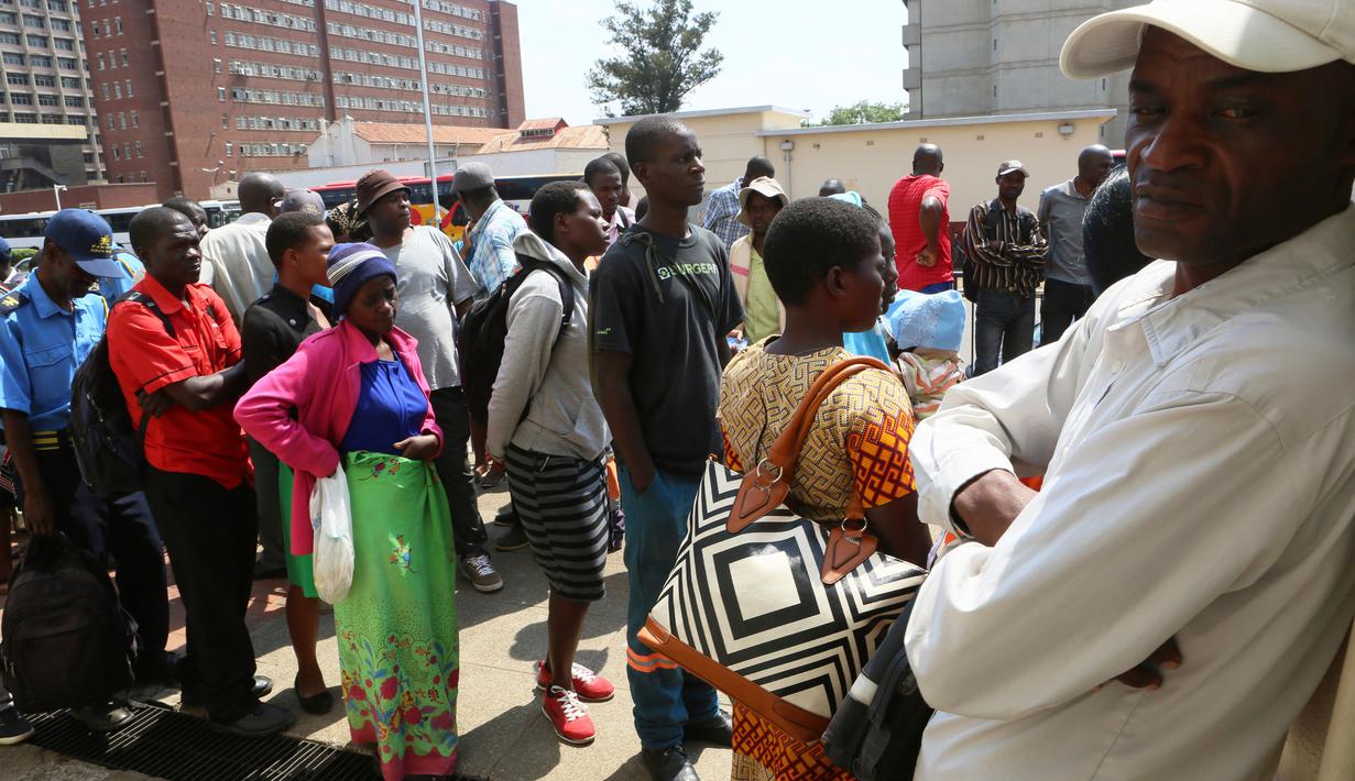 Orang-orang antre menarik uang kertas baru yang dikeluarkan Reserve Bank of Zimbabwe di Harare, 12 November 2019. Selama hampir satu dekade terakhir, masyarakat Zimbabwe menggunakan sejumlah mata uang negara lain bertransaksi pasca krisis ekonomi yang terjadi di Afrika. (AP/Tsvangirayi Mukwazhi)