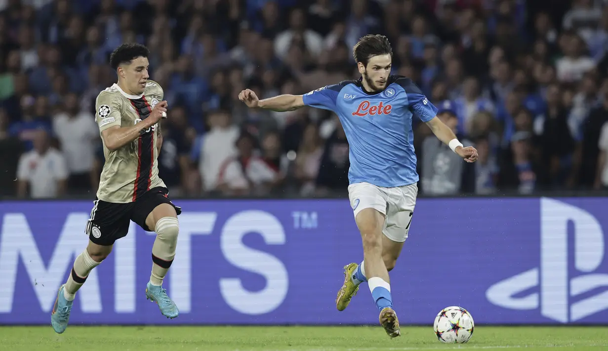 Napoli menutup babak pertama dengan keunggulan dua gol. Hirving Lozano membuka keran gol Napoli saat laga baru memasuki menit ke-4. Giacomo Raspadori menggandakan keunggulan di menit ke-16. (Alessandro Garofalo/LaPresse via AP)