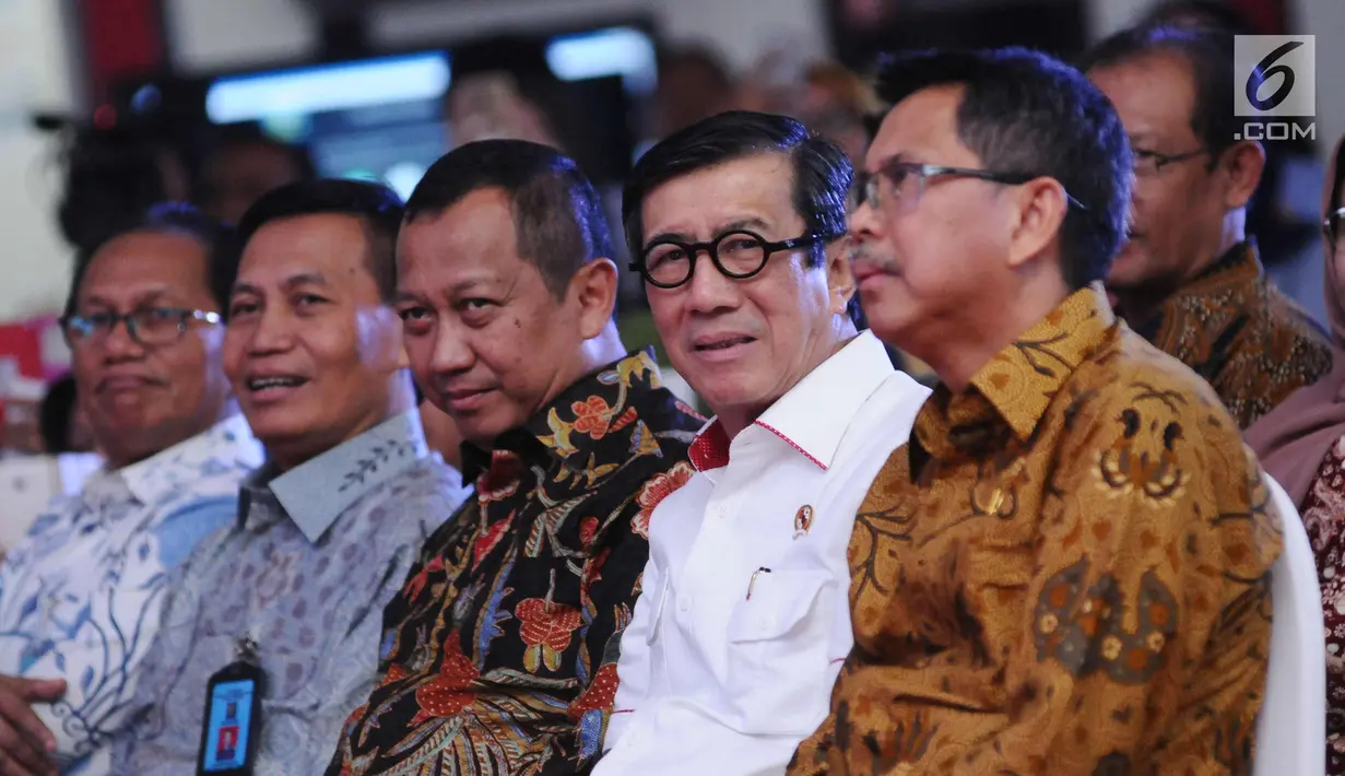 Menkumham, Yasonna H Laoly (kedua kanan) jelang membuka Pasar Inovasi dan Kreativitas di Graha Pengayoman, Jakarta, Selasa (31/10). Ajang ini untuk mengkomersialisasikan produk kekayaan intelektual pelaku bisnis. (Liputan6.com/Helmi Fithriansyah)