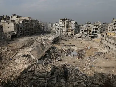 Suasana di kawasan Ansari, Allepo Timur, yang hancur akibat perang (20/1). Gedung-gedung yang hancur mengingatkan orang akan kota-kota yang rusak setelah Perang Dunia II. (AP/Hassan Ammar)