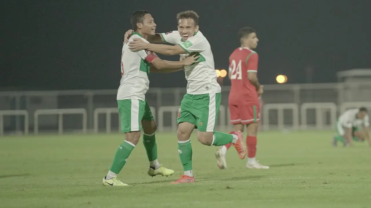 Dua pemain Timnas Indonesia, Evan Dimas (kiri) dan Egy Maulana Vikri ketika melawan Oman di Dubai, Uni Emirat Arab (UEA).