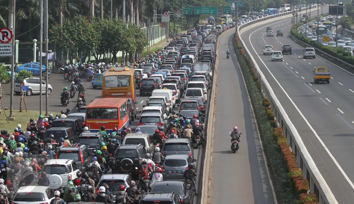 Pengendara memasuki jalur bus Transjakarta di Jalan Gatot Subroto, Jakarta, Senin (13/6). Aturan tilang dan denda  ini terhitung mulai Senin (13/6). (Liputan6.com/Gempur M Surya)