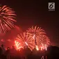 Pengunjung menyaksikan pesta kembang api saat malam Tahun Baru 2019 di Pantai Lagoon, Ancol, Jakarta, Selasa (1/1). Ancol menyajikan pesta kembang api musikal sepanjang 600 meter di bibir pantai dalam menyambut Tahun Baru 2019. (Merdeka.com/Iqbal Nugoho)