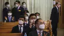 Sejumlah orang memakai masker saat mengikuti misa di Yoido Full Gospel Church, Seoul, Korea Selatan, Minggu (1/3/2020). Gereja memutuskan untuk mengganti layanan hari Minggu secara online untuk keselamatan anggota di tengah penyebaran virus corona COVID-19. (AP Photo/Ahn Young-joon)