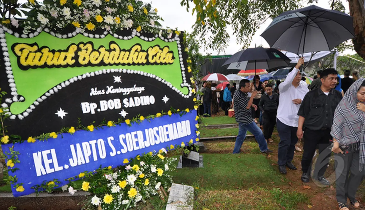 Karangan bunga turut berduka cita terpampang di TPU Jeruk Purut, Jakarta. Tempat Bob Sadino akan dikebumikan, Selasa (20/1/2015). (Liputan6.com/Miftahul Hayat)