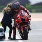 Pembalap Ducati, Pecco Bagnaia disambut sang kekasih usai finis kedua MotoGP Portugal. (PATRICIA DE MELO MOREIRA / AFP)