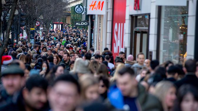 Para pembeli memadati troatoar di Oxford Street, pusat kota London pada Sabtu (22/12). Setiap hari Oxford Street yang merupakan salah satu pusat perbelanjaan selalu ramai, namun menjelang natal keramaiannya meningkat. (NIKLAS HALLE'N/AFP)