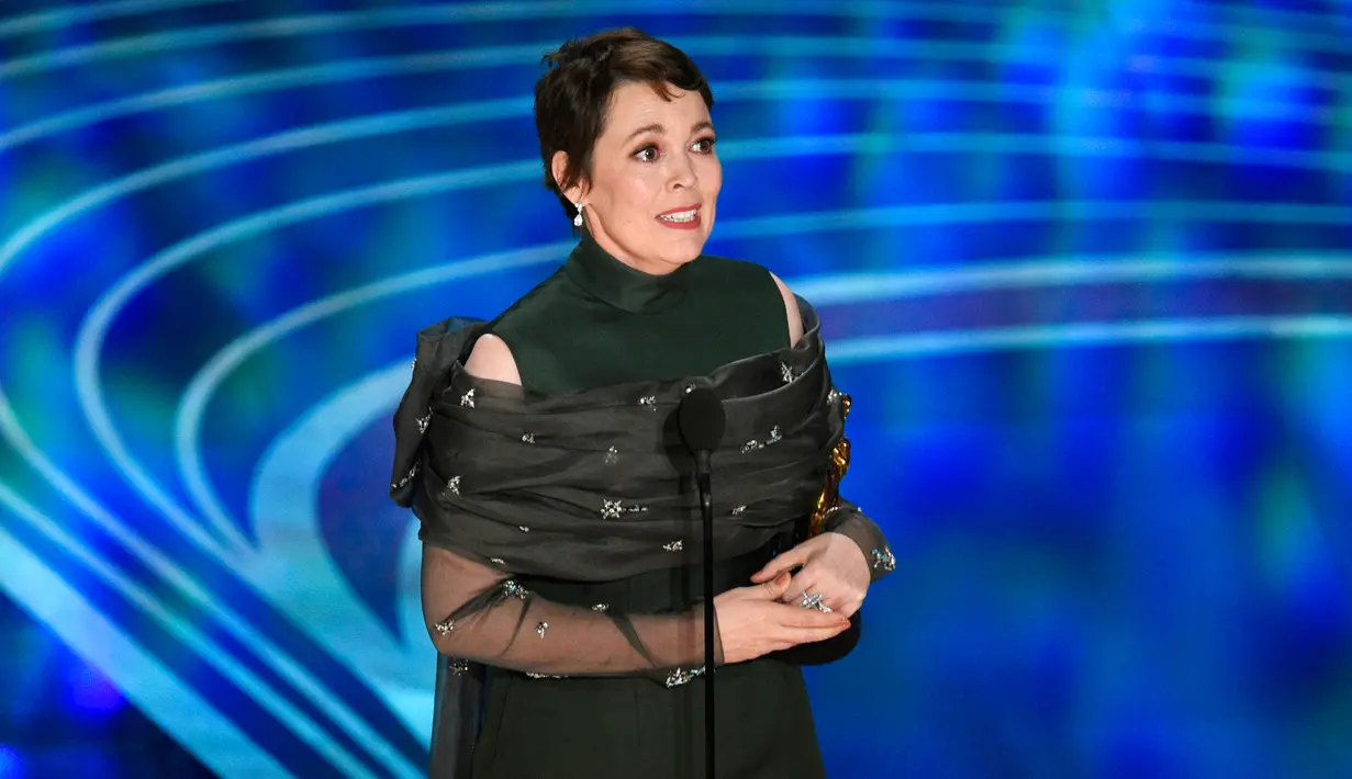 Olivia Colman memberikan pidato kemenangan di atas panggung perhelatan Oscar 2019 di Dolby Theatre, Los Angeles, Minggu (24/2). Olivia Colman meraih piala Oscar 2019 sebagai Aktris Pemeran Utama Terbaik di film The Favourite. (Chris Pizzello/Invision/AP)