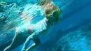 Dia juga menikmati keindahan bawah laut dengan melakukan snorkeling. Air yang tampak jernih membuat dirinya bisa menikmati keindahan biota laut. (Foto: Instgaram/ hyoyeon_x_x)