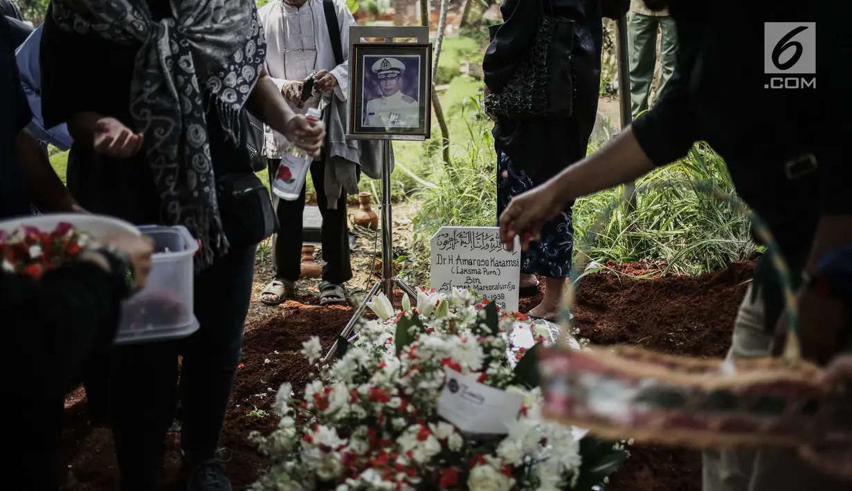 Keluarga dan kerabat menaburkan bunga di makam almarhum Amoroso Katamsi di (TPU) Tanah Wakaf Pondok Labu, Jakarta, Selasa (17/4). Amoroso meninggal pada Selasa 17 April 2018 pukul 01.40 dini hari pada usia 79 tahun. (Liputan6.com/Faizal Fanani)