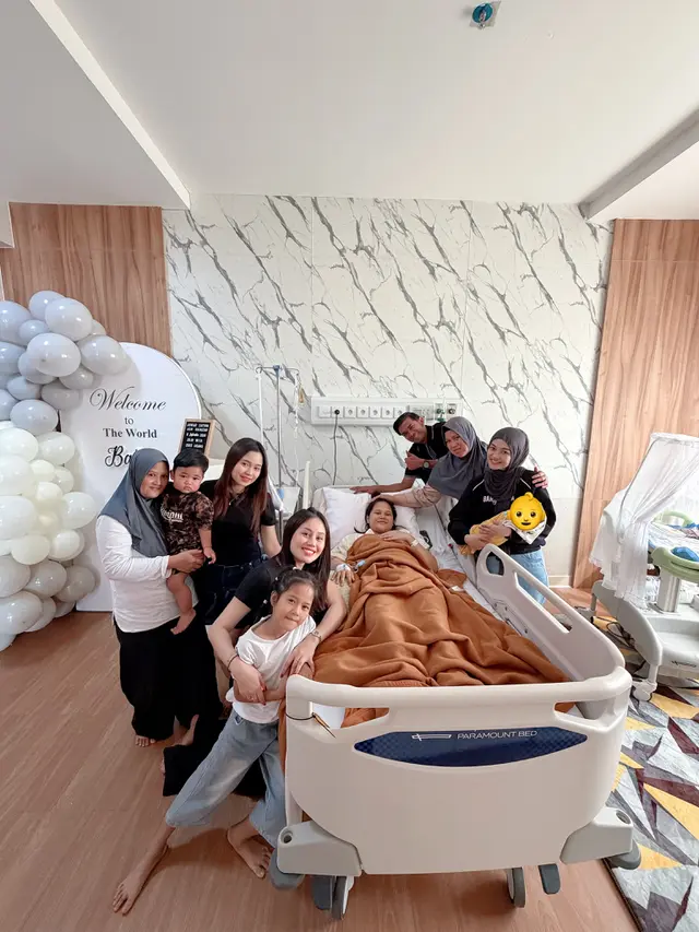 Nia LIDA dijenguk rekan usai melahirkan anak kedua