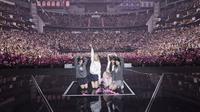 Blackpink saat konser di tengah-tengah para fans. (dok: twitter Blackpink)