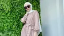 Tampil clean namun tetap stylish di Hari Raya, bisa tiru gaya istri Pasha Ungu ini. padukan tunik ruffle dengan celana kulot dan hijab pashmina warna putih. (Instagram/adeliapasha).