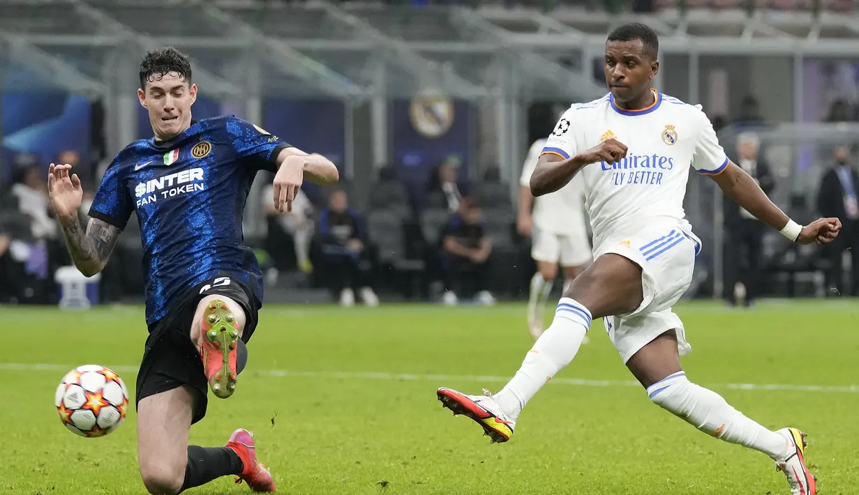 Satu menit menjelang waktu normal berakhir, Real Madrid berhasil memecah kebuntuan dan unggul 1-0 lewat gol dari Rodrygo. Sepakan mendatarnya usai menerima umpan Eduardo Camavinga berhasil menaklukkan Samir Handanovic. (Foto: AP/Antonio Calanni)