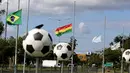 Bendera Brazil dan negara-negara di Amerika Selatan mengibarkan bendera setengah tiang , Paraguay, Selasa (29/11). Chapecoense bukanlah klub kaya. Kandang mereka, Stadion Arena Conda hanya berkapasitas 22.600 penonton. (REUTERS /Jorge Adorno)