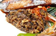 Warung Legendaris di Pasar Surabaya Cuma Jualan Nasi Sambal tapi Selalu Ramai Pembeli, Penjualnya Tak Berhenti Ngulek