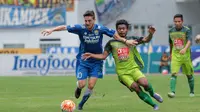 Robertino Pugliara berusaha melewati pemain Bhayangkara United, Ilham Udin Armain pada lanjutan Torabika SC 2016 di Stadion Wibawa Mukti, Cikarang, Rabu (12/10/2016). (Bola.com/Nicklas Hanoatubun)