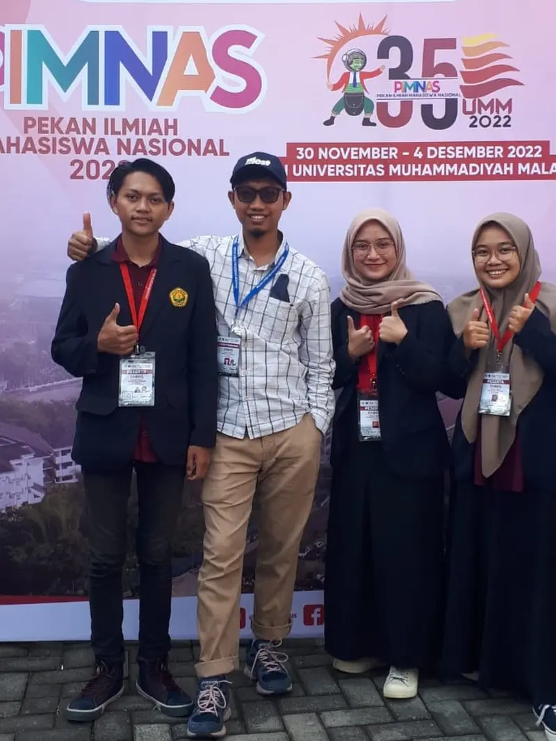 Para mahasiswa Unej dan pembimbingnya melakuken penelitian aerogel berbahan rami untuk atasi tumpahan minyak  dalam Pimnas Universitas Muhamadiyah Malang (Istimewa)