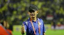 Pelatih Gresik United, Liestiadi terlihat senang saat timnya menang atas Sriwijaya FC 2-1 pada laga Torabika SC2016  di Stadion Tridarma Gresik, Minggu (12/6/2016). (Bola.com/Nicklas Hanoatubun)