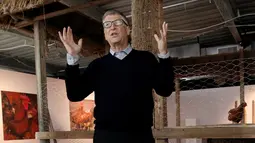 Bill Gates saat memberikan keterangan kepada awak di Manhattan, New York, AS (8/6). Bill Gates mengumumkan bahwa dirinya akan menyumbang 100.000 anak ayam untuk mengurangi tingkat kemisikinan ekstrem di sejumlah negara berkembang. (REUTERS/Mike Segar)